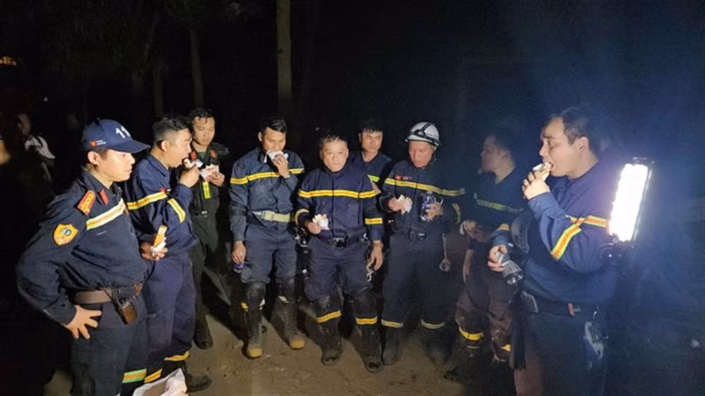 Cuu ho Viet Nam dua thi the be trai ra khoi dong do nat tai Myanmar-Hinh-3