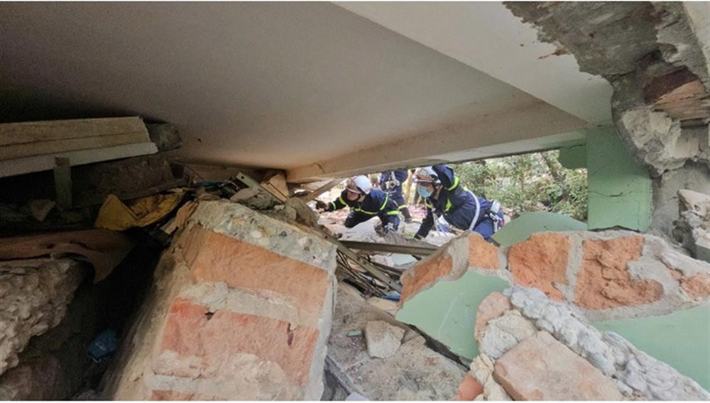 Cứu hộ Việt Nam đưa thi thể bé trai ra khỏi đống đổ nát tại Myanmar Cuu ho Viet Nam dua thi the be trai ra khoi dong do nat tai Myanmar