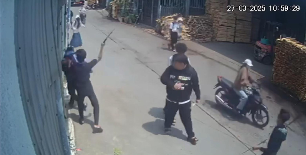 Nam sinh bị nhóm côn đồ đánh hội đồng, nứt sọ thái dương - Hình 2 Nam sinh bi nhom con do danh hoi dong, nut so thai duong-Hinh-2