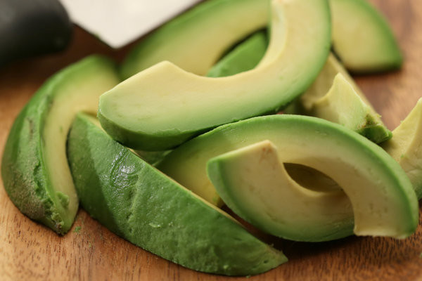 Quả bơ: Đây là một nguồn chất béo không bão hòa đơn tuyệt vời có thể giúp giảm cholesterol LDL và tăng cholesterol tốt. Bơ rất giàu vitamin B-complex, vitamin K và một số khoáng chất. Trái cây cũng chứa sterol thực vật có đặc tính làm giảm cholesterol.