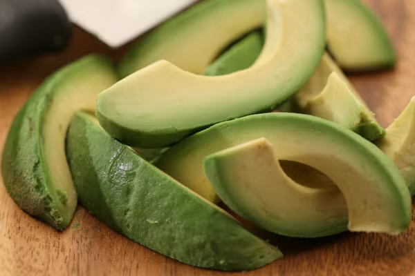 Quả bơ: Đây là một nguồn chất béo không bão hòa đơn tuyệt vời có thể giúp giảm cholesterol LDL và tăng cholesterol tốt. Bơ rất giàu vitamin B-complex, vitamin K và một số khoáng chất. Trái cây cũng chứa sterol thực vật có đặc tính làm giảm cholesterol.