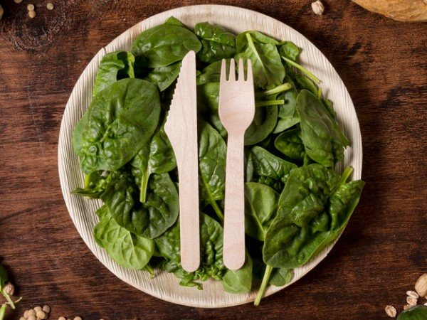 Rau bina (cải bó xôi) chứa lutein, một chất giúp giảm cholesterol trong cơ thể. Chất lutein này cũng giúp ngăn ngừa các cơn đau tim bằng cách giúp thành động mạch loại bỏ những kẻ xâm lược cholesterol gây tắc nghẽn.