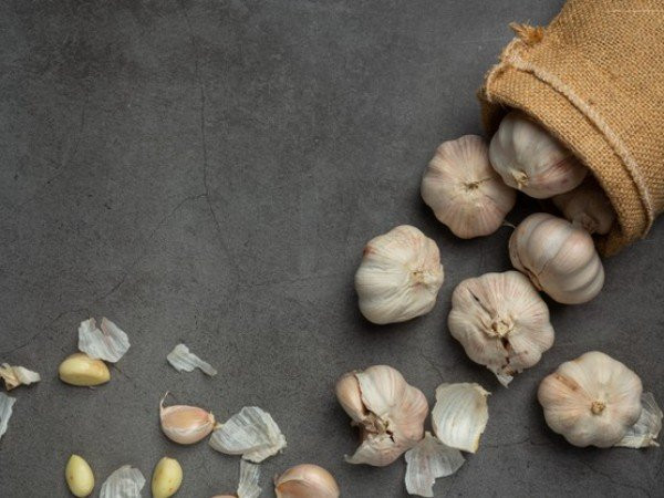 Tỏi: Ngoài rất nhiều lợi ích cho sức khỏe, tỏi còn có tác dụng làm giảm cholesterol. Chiết xuất tỏi có thể giúp giảm tổng lượng cholesterol và các nghiên cứu đã chứng minh rằng tiêu thụ tỏi hàng ngày trong hai tháng sẽ làm giảm mức cholesterol và giảm nguy cơ bệnh tim.