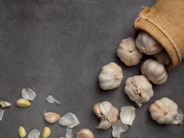 Tỏi: Ngoài rất nhiều lợi ích cho sức khỏe, tỏi còn có tác dụng làm giảm cholesterol. Chiết xuất tỏi có thể giúp giảm tổng lượng cholesterol và các nghiên cứu đã chứng minh rằng tiêu thụ tỏi hàng ngày trong hai tháng sẽ làm giảm mức cholesterol và giảm nguy cơ bệnh tim.