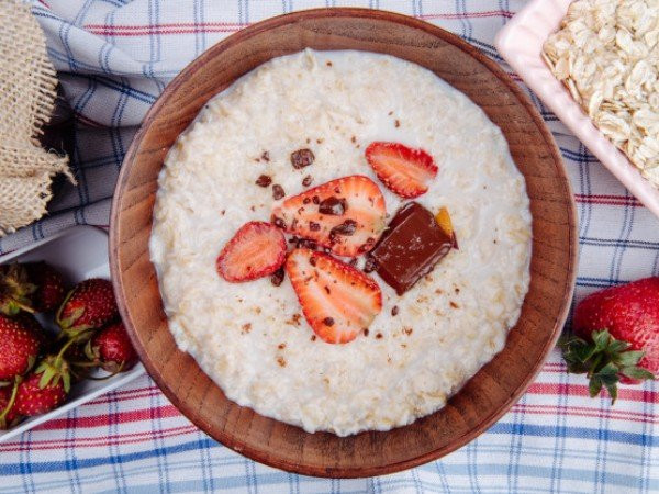 Bột yến mạch là thực phẩm ăn sáng phổ biến và được khuyên dùng cho những người có mức cholesterol cao. Ăn thực phẩm này hàng ngày đã được chứng minh là làm giảm mức cholesterol cao. Hãy thêm yến mạch vào chế độ ăn uống để kiểm soát cholesterol.