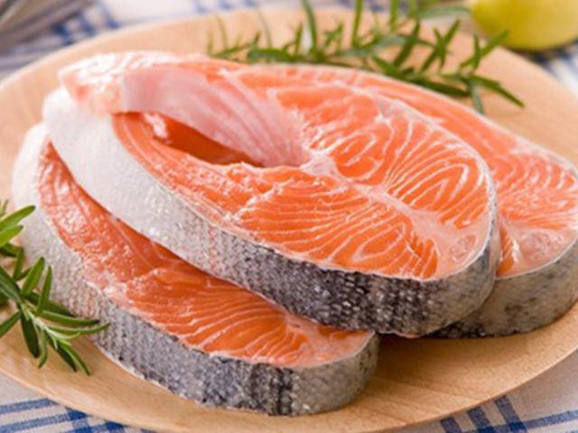 Cá hồi có axit béo omega-3 gọi là EPA và DHA, giúp bảo vệ chống lại lượng cholesterol cao. Cá hồi giúp giảm chất béo trung tính và tăng nhẹ cholesterol tốt, do đó làm giảm nguy cơ mắc bệnh tim. Hãy ăn ít nhất 2 phần cá hồi mỗi tuần để giúp trái tim của bạn khỏe mạnh.