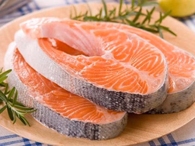 Cá hồi có axit béo omega-3 gọi là EPA và DHA, giúp bảo vệ chống lại lượng cholesterol cao. Cá hồi giúp giảm chất béo trung tính và tăng nhẹ cholesterol tốt, do đó làm giảm nguy cơ mắc bệnh tim. Hãy ăn ít nhất 2 phần cá hồi mỗi tuần để giúp trái tim của bạn khỏe mạnh.