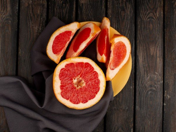 Bưởi: Những người có mức cholesterol cao có thể ăn bưởi. Chúng chứa chất xơ hòa tan và giàu pectin, một thành phần làm giảm cholesterol. Các nghiên cứu đã chỉ ra rằng ăn một quả bưởi đỏ hàng ngày trong một tháng có thể giúp giảm cholesterol LDL tới 20%. Tiêu thụ quả mọng và nho cũng là một cách tốt để giảm mức cholesterol.