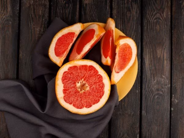 Bưởi: Những người có mức cholesterol cao có thể ăn bưởi. Chúng chứa chất xơ hòa tan và giàu pectin, một thành phần làm giảm cholesterol. Các nghiên cứu đã chỉ ra rằng ăn một quả bưởi đỏ hàng ngày trong một tháng có thể giúp giảm cholesterol LDL tới 20%. Tiêu thụ quả mọng và nho cũng là một cách tốt để giảm mức cholesterol.