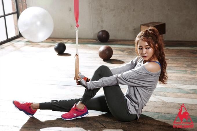 Ngoài yoga, mỗi buổi sáng, UEE thường chạy bộ trên máy chạy khoảng 30 phút, hoặc đi bộ 1 tiếng. Cô luôn cố gắng duy trì thói quen này và hạn chế nghỉ tập.