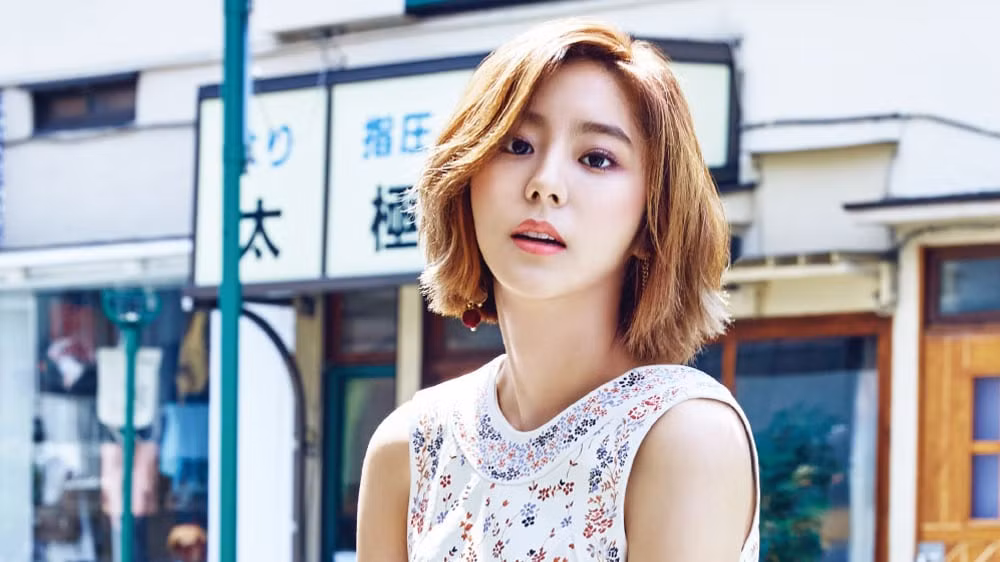 “ Hương vị tình thân” đang là bộ phim nhận được nhiều sự quan tâm của khán giả Việt. Ở bản Hàn, UEE đảm nhận vai nữ chính Kim Do Ran - cô nàng “lọ lem” luôn nỗ lực chăm chỉ và lạc quan dù cuộc sống nghèo khó, sóng gió luôn bủa vây.