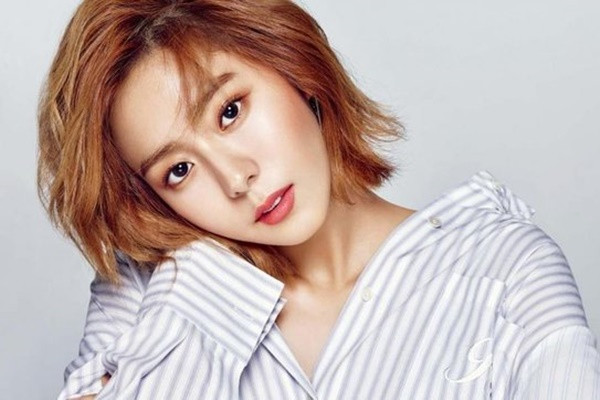 UEE sinh năm 1988, tên thật là Kim Yu Jin. Cô ra mắt cùng nhóm nhạc nữ After School vào năm 2009. Khi mới ra mắt, UEE nhanh chóng trở thành hiện tượng trên các diễn đàn ở Hàn Quốc nhờ gương mặt đáng yêu cùng vóc dáng nóng bỏng.