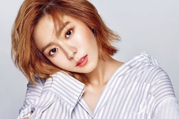 UEE sinh năm 1988, tên thật là Kim Yu Jin. Cô ra mắt cùng nhóm nhạc nữ After School vào năm 2009. Khi mới ra mắt, UEE nhanh chóng trở thành hiện tượng trên các diễn đàn ở Hàn Quốc nhờ gương mặt đáng yêu cùng vóc dáng nóng bỏng.