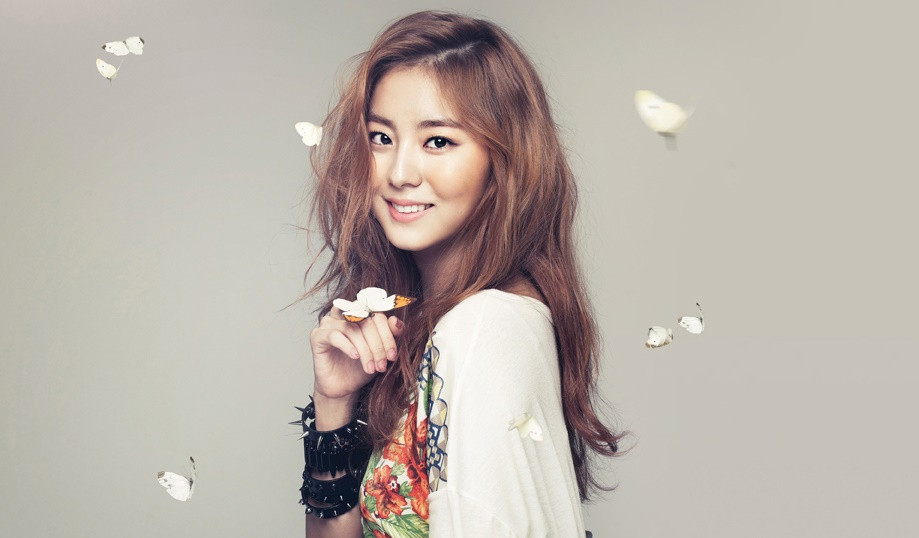 Chia sẻ với báo chí, UEE đã tiết lộ cô chỉ dám ăn một bữa mỗi ngày trong suốt 8 năm qua. Nguyên nhân xuất phát từ việc người đẹp 33 tuổi từng bị chê béo, có mỡ bụng trong quá khứ.