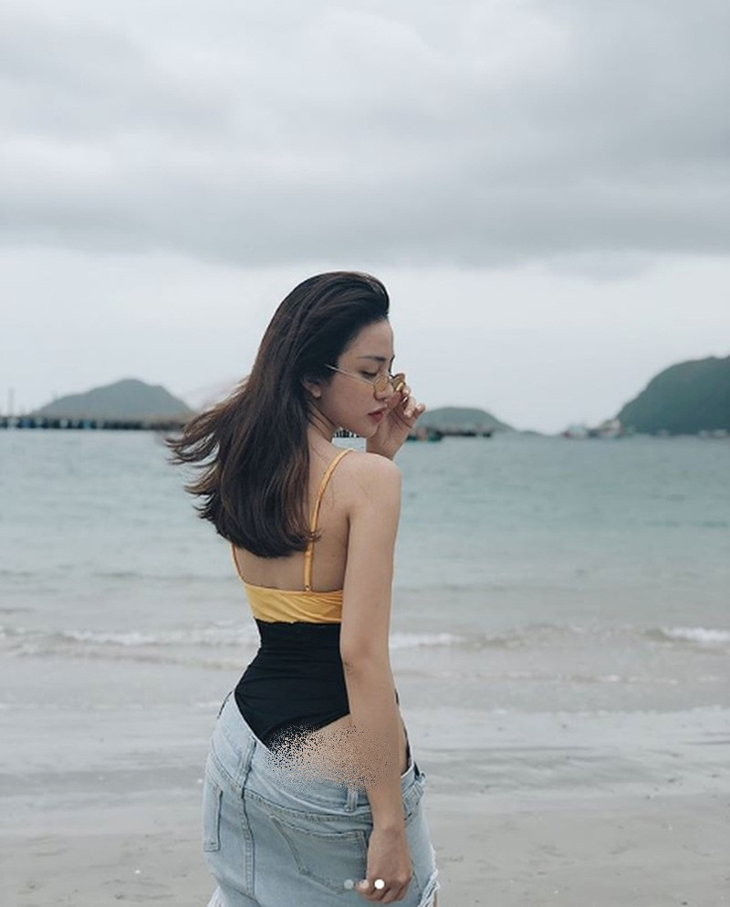 Mặc quần tụt không kéo khóa bên ngoài áo tắm, Thiên Nga The Face lại bị cư dân mạng chê vì góc chụp hở bạo.