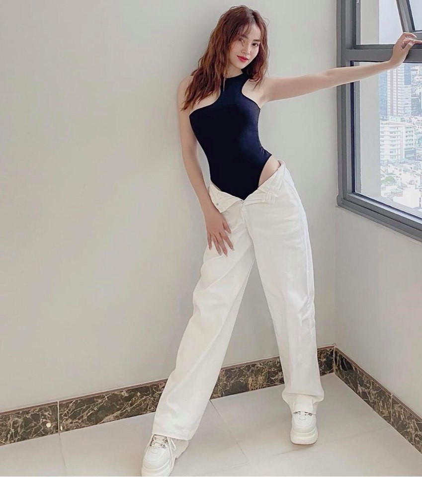 Ninh Dương Lan Ngọc kết hợp quần tụt với bodysuit có đường cut-out độc đáo. Bộ trang phục phóng khoáng này đã giúp "ngọc nữ" khoe trọn đường cong, tôn thân hình săn chắc, vạn người mê.