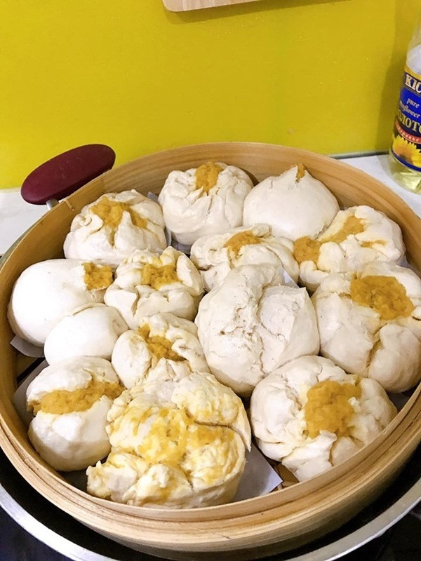 Còn đây là món bánh bao nhân trứng chảy "lộ thiên".