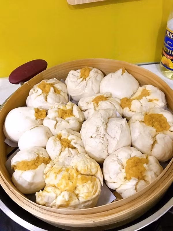 Còn đây là món bánh bao nhân trứng chảy "lộ thiên".