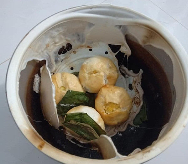 Một ông chồng khoe vợ vào bếp làm bánh bao. Tuy nhiên, bánh bao đâu chả thấy mà chỉ thấy nồi cháy đen và xửng hấp bánh chảy nhựa bung bét.