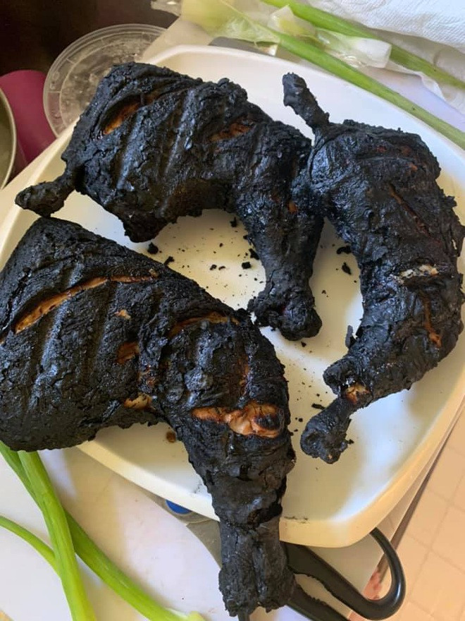 Món đùi gà nướng "bóng đêm" không biết dùng từ ngữ gì để bình nữa!