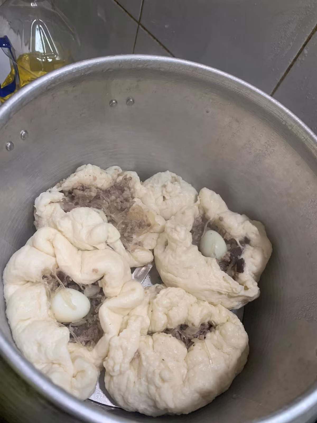 Món bánh bao bung nhân này cũng được xem là một thảm họa bếp núc.