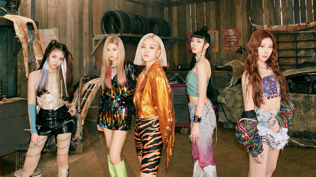 Dù có lịch trình dày đặc và luôn phải trang điểm đậm, các thành viên nhóm nhạc ITZY của Hàn vẫn cố gắng dành thời gian chăm sóc da mỗi ngày, uống nhiều nước, ngủ đủ giấc.