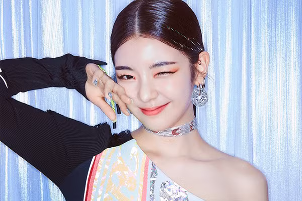 Ban đầu, Lia áp dụng chu trình chăm sóc da 10 bước để khắc phục những khuyết điểm về da. "Tôi đã tìm kiếm rất nhiều thứ và thử các sản phẩm mới. Chỉ một vài trong số đó thực sự giúp ích. Vì vậy, tôi tập trung chú trọng vào làm sạch và dưỡng ẩm", cô chia sẻ.