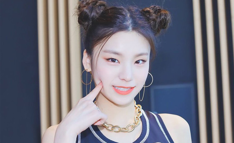 Trưởng nhóm ITZY cho biết son dưỡng là món đồ quan trọng luôn được cô mang theo.