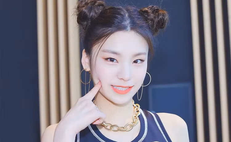 Trưởng nhóm ITZY cho biết son dưỡng là món đồ quan trọng luôn được cô mang theo.