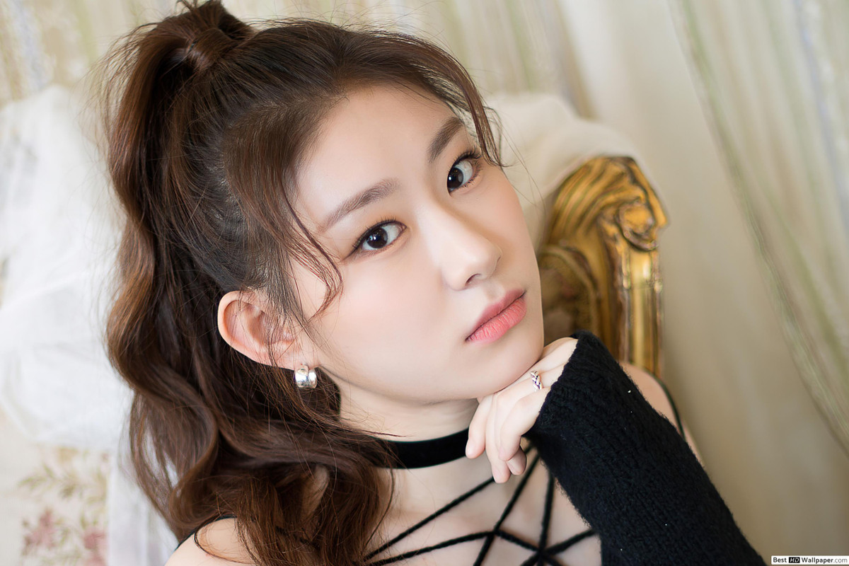 Trong khi đó, Chaeryeong ưu tiên việc làm sạch. "Tôi có rất nhiều sản phẩm tẩy rửa cho mặt ở các dạng như kem, tạo bọt, gel...", cô cho biết. Ngoài ra, Chaeryeong còn thường xuyên thay vỏ gối để hạn chế da mặt tiếp xúc với vi khuẩn. Ảnh: IT.