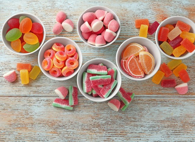 4. Kẹo: Nếu bạn đang cố gắng tăng cường hệ miễn dịch, hãy tránh xa kẹo chứa nhiều đường như sô cô la, kẹo dẻo và kẹo cao su để tránh viêm. Một nghiên cứu năm 2018 trên tạp chí Nutrients cho thấy rằng các loại đường đã qua chế biến, giống như đường có trong kẹo, có thể làm tăng các dấu hiệu viêm trong cơ thể. Lượng viêm trong cơ thể cao hơn có thể tác động tiêu cực đến hệ miễn dịch của chúng ta.