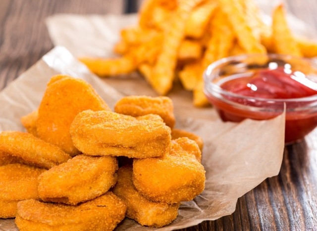 6. Đồ ăn nhanh: Theo chuyên gia, việc tránh ăn bánh mì kẹp thịt, khoai tây chiên, sữa lắc và các món ăn nhanh khác chứa nhiều calo, chất béo bão hòa, natri và đường là cách lý tưởng để bảo vệ hệ thống miễn dịch của bạn. Nghiên cứu cho thấy rằng một chế độ ăn uống giàu chất béo và calo có thể ảnh hưởng lâu dài đến khả năng miễn dịch, đồng thời cũng làm tăng nguy cơ mắc bệnh tiểu đường loại 2 và bệnh tim.