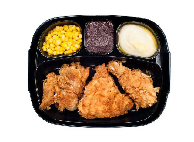 10. Thực phẩm chứa đầy muối (natri): Tránh natri là rất khó, đặc biệt là vì nó có trong rất nhiều loại thực phẩm chúng ta ăn, gồm các bữa ăn đông lạnh, súp và rau đóng hộp, pho mát, bánh pizza, đồ ăn nhẹ và thịt chế biến. Nhưng tốt nhất là bạn nên giảm thiểu lượng natri nạp vào cơ thể và tránh các loại thực phẩm có hàm lượng muối cao. Chế độ natri cao vừa có thể làm tăng huyết áp vừa làm suy giảm chức năng miễn dịch. Ảnh: Shutterstock.