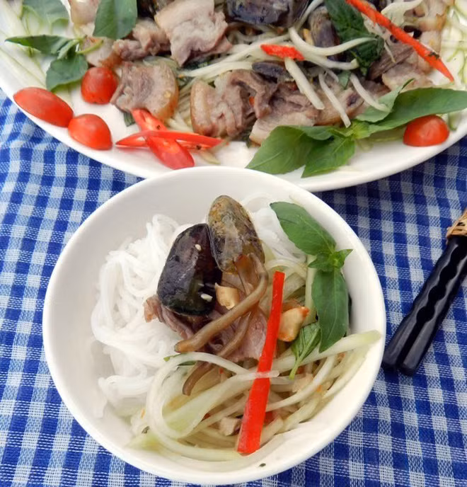 Ngư dân sau khi đánh bắt cà xỉu về thì rửa sạch bùn đất, giữ lại phần đuôi rồi làm mắm. Cứ một lớp cà xỉu rắc một lớp muối lên. Tùy sở thích mà người ta có thể muối bằng nước muối hoặc muối hạt, thêm đường để mắm nhanh chua.