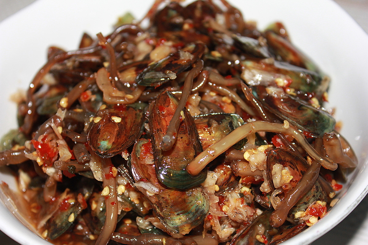 Công đoạn đòi hỏi người làm phải có kỹ thuật, kinh nghiệm và sự khéo léo. Chất lượng của mắm cà xỉu ngon hay không cũng nhờ vào cách muối này. Nếu cho ít nguyên liệu, cà xỉu sẽ bị hỏng. Còn nếu muối mặn quá, cà xỉu sẽ bị đen.