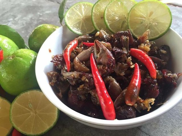 Đặc biệt, cà xỉu ngon, bổ nhất là phần râu (tốt cho sinh lực nam giới), nhai giòn giòn nên được các đấng mày râu rất ưa chuộng.