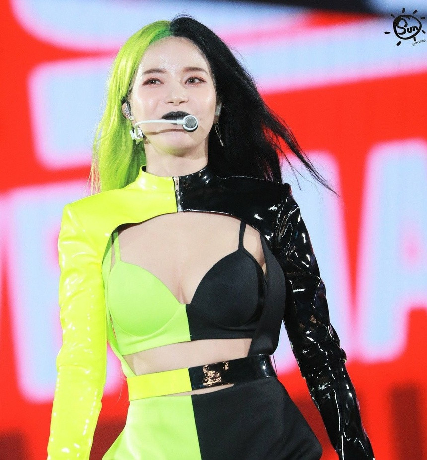 Nữ ca sĩ Solar (Mamamoo) gây chú ý khi xuất hiện trên sân khấu với mái tóc nhuộm đối xứng mang hai tông màu xanh neon và đen.