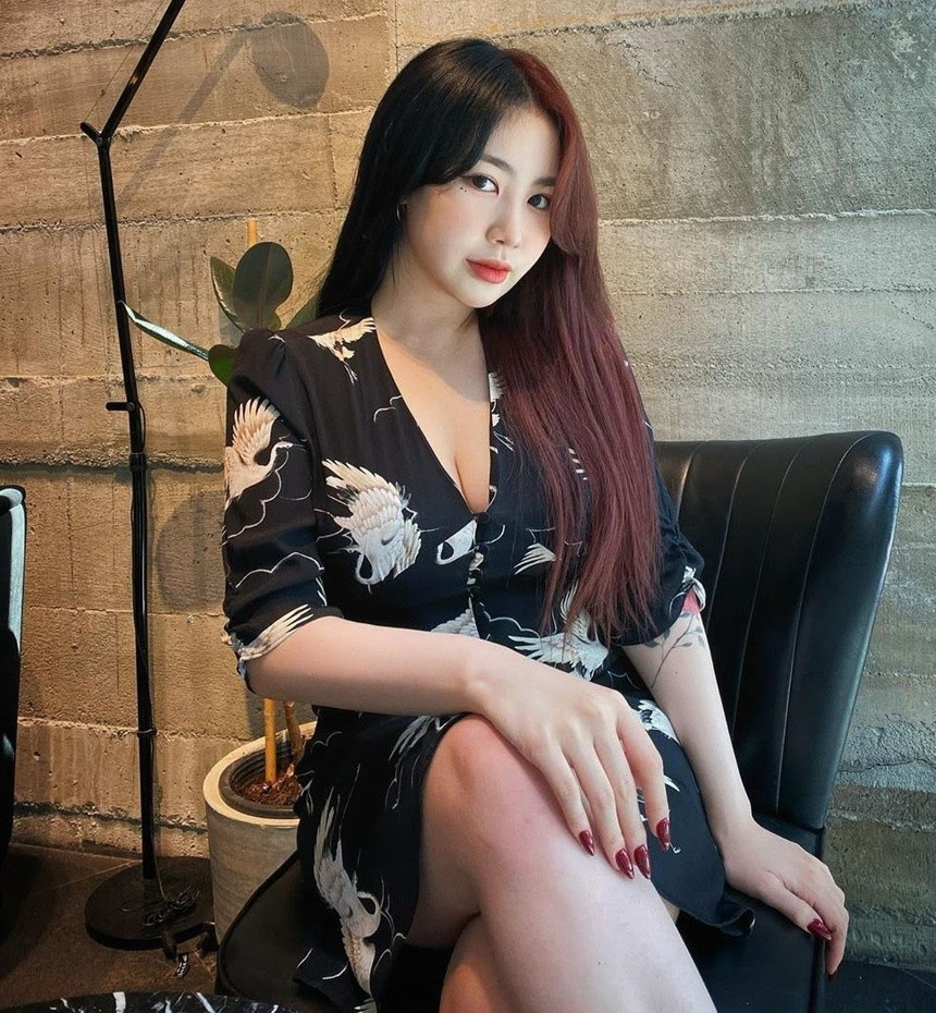 Nữ ca sĩ Jamie trông cá tính và nổi loạn hơn khi chọn nhuộm tóc màu đen và nâu khoai môn.