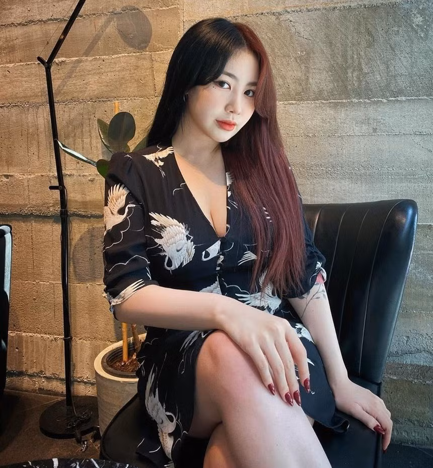 Nữ ca sĩ Jamie trông cá tính và nổi loạn hơn khi chọn nhuộm tóc màu đen và nâu khoai môn.