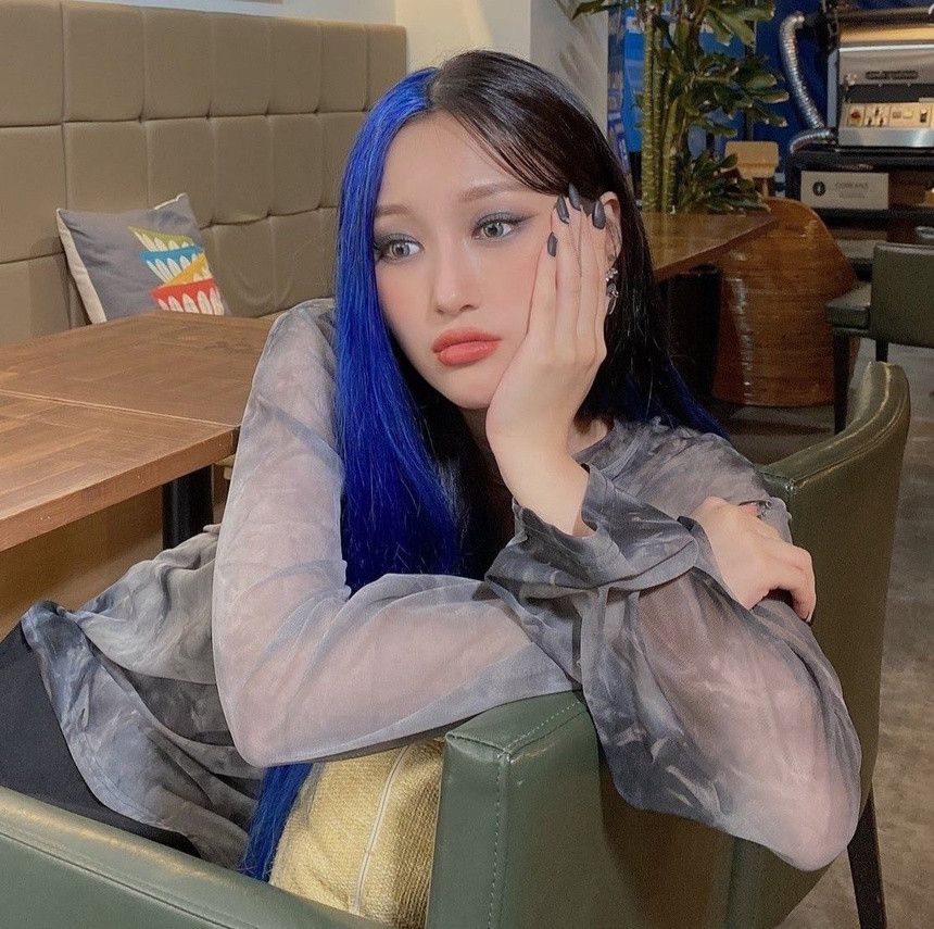 Trong thời gian quảng bá ca khúc Boca, Siyeon (Dreamcatcher) gây ấn tượng với kiểu tóc nhuộm hai màu xanh dương đậm và đen.