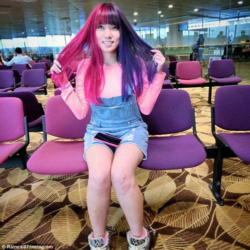 Tóc hai màu đối xứng là kiểu tóc khiến các bạn gái phải suy nghĩ thật kỹ trước khi quyết định có nên sở hữu mái tóc này hay không.