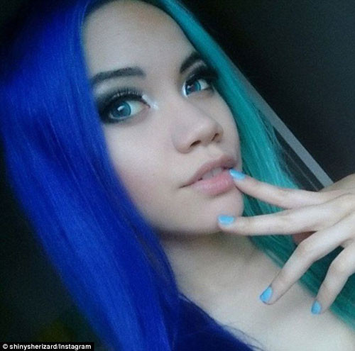 Sự nổi loạn và táo bạo của mái tóc hai màu cá tính chắc chắn sẽ mang đến cho bạn trải nghiệm thời trang mới lạ.