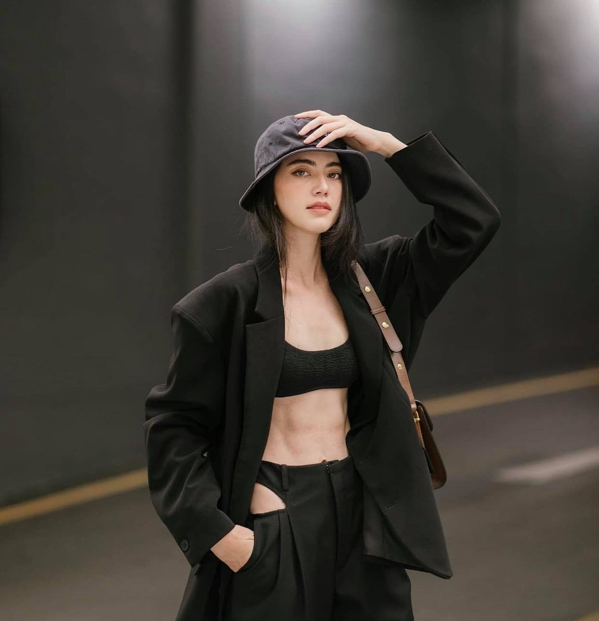 Davika thường xuyên tập yoga, pilates và boxing. Tập thể thao không chỉ để giữ gìn vóc dáng mà còn là phương pháp làm đẹp da hiệu quả. Trong quá trình đổ mồ hôi, làn da được thanh lọc, thải độc, trở nên săn chắc và khỏe mạnh hơn.