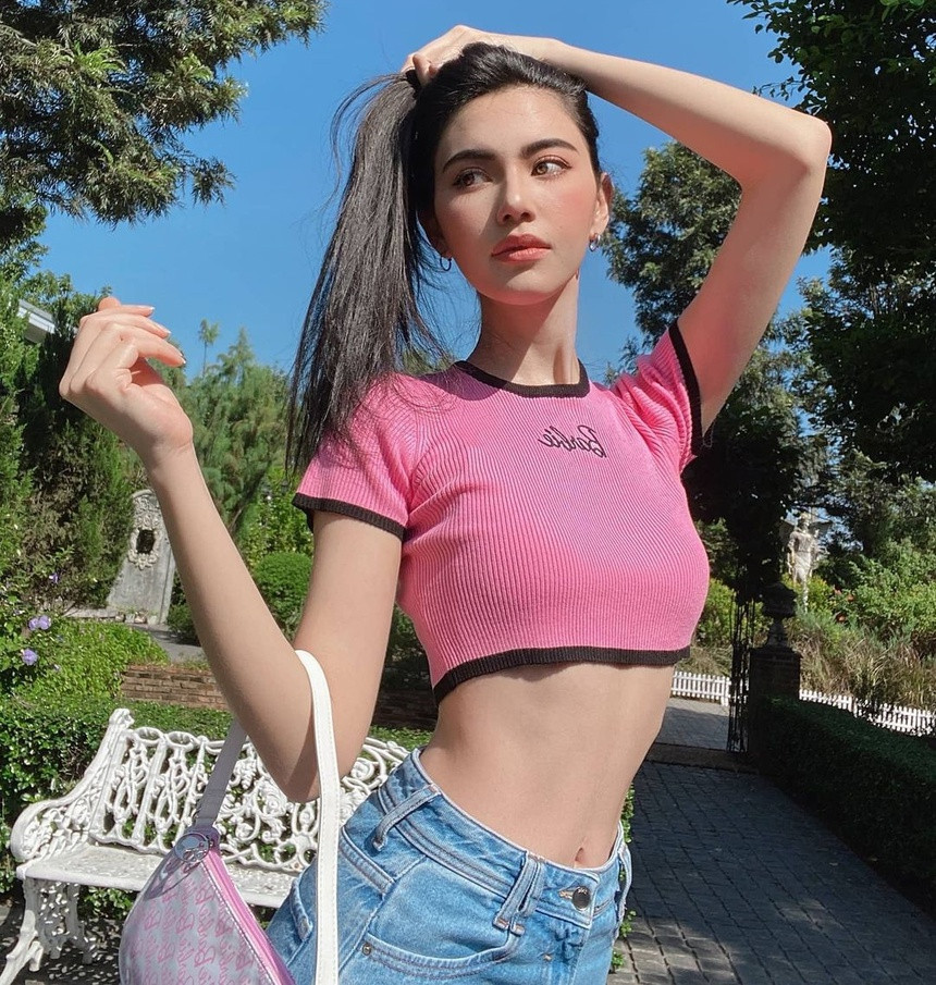 “Ma nữ” Thái còn đặc biệt chú tâm chăm sóc làn da. Dù công việc có bận rộn nhưng Davika không bao giờ bỏ qua việc tẩy trang và rửa mặt sạch sẽ trước khi đi ngủ. Nhờ duy trì thói quen này, làn da của Davika sẽ có thời gian được dưỡng ẩm, nghỉ ngơi hàng ngày. Ảnh: IG, FB.