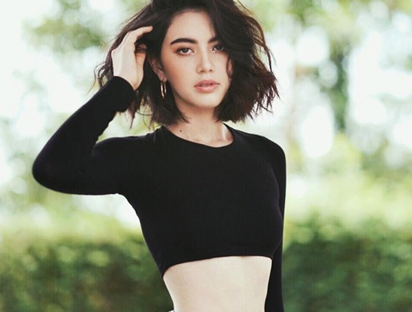 Ngoài ra, Davika thường mang theo bên mình một chai nước riêng để có thể bổ sung nước đều đặn cho cơ thể. Davika cho rằng, việc uống nước thường xuyên trong ngày giúp làn da được cấp ẩm và sáng khỏe hơn.