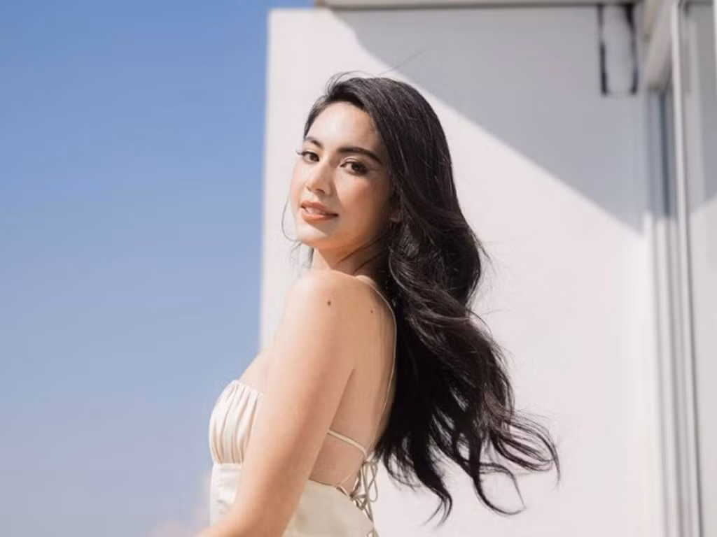 Davika lai hai dòng máu Thái và Bỉ. Ngay từ nhỏ, cô đã xinh đẹp nổi bật nên khi mới bắt đầu diễn xuất, người đẹp sinh năm 1992 đã nhanh chóng trở thành một trong những gương mặt đình đám của xứ Chùa Vàng.