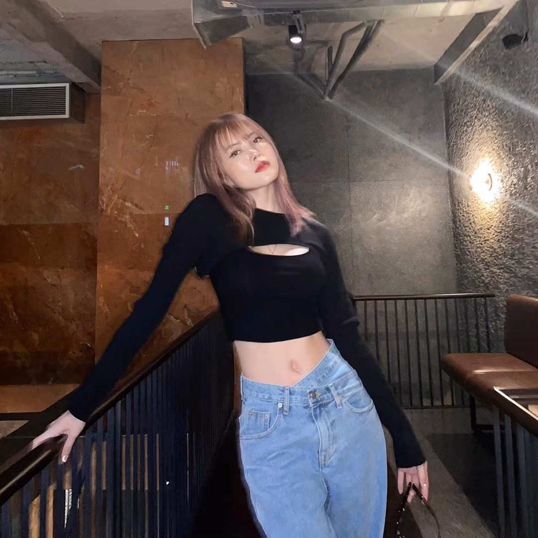 Thiều Bảo Trâm chuộng áo ngắn, mix cùng jeans hoặc quần kaki để khoe khéo eo thon.