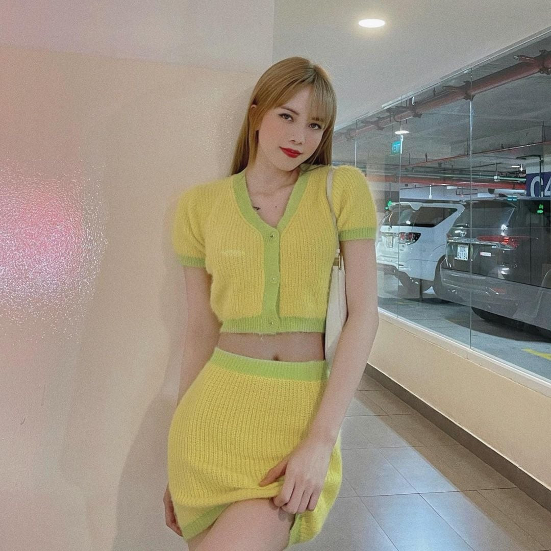 Thiều Bảo Trâm luôn sử dụng áo crop-top, váy thun ôm sát hình thể để khoe vóc dáng gợi cảm mỗi khi mix đồ dạo phố.