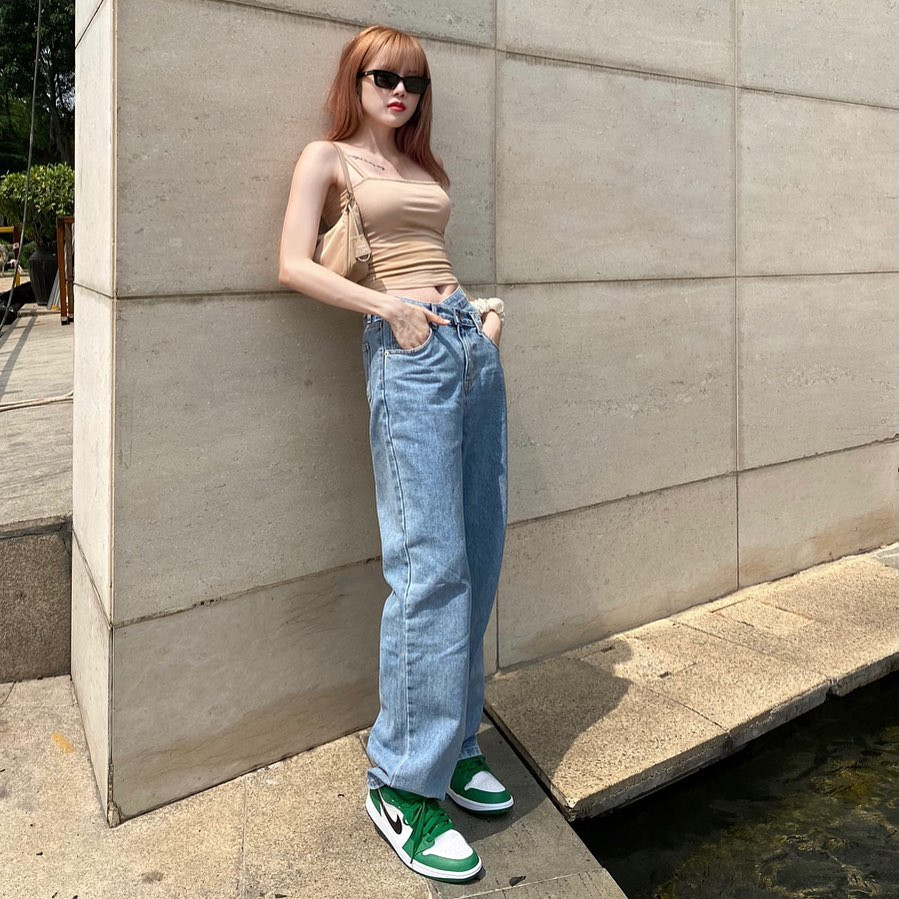 Với mỗi bộ cánh, nữ ca sĩ tạo điểm nhấn bằng các phụ kiện sành điệu như kính mắt, túi xách hàng hiệu.