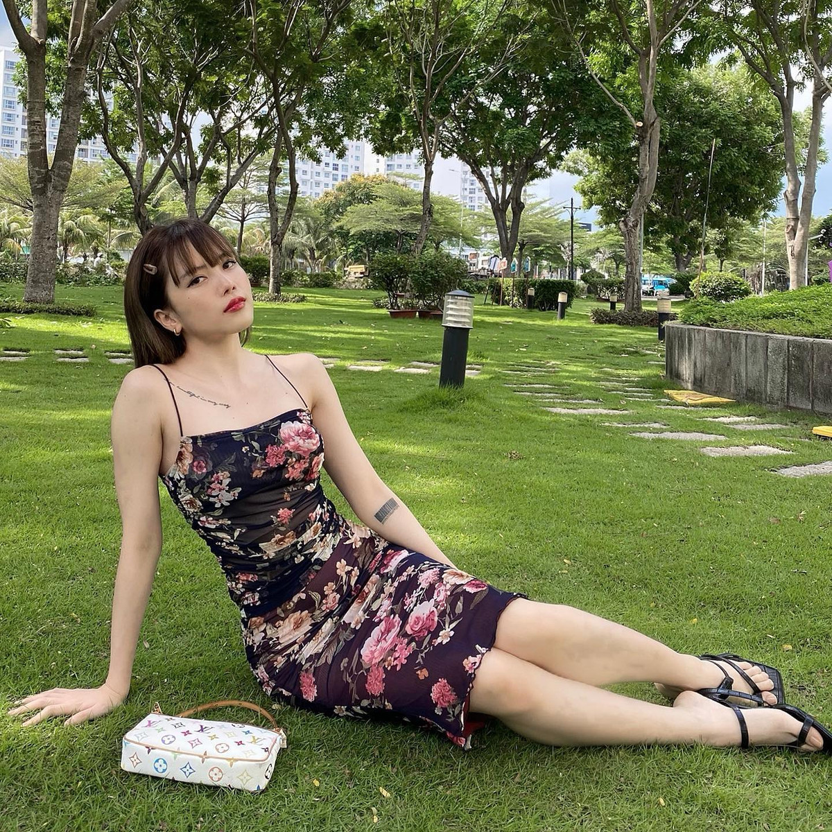 Ngoài các mẫu áo khoe khoảng hở, váy liền thân cũng được Thiều Bảo Trâm yêu thích. Dòng trang phục này lại giúp người đẹp tôn đường cong 3 vòng nuột nà. Ảnh: FBNV. 